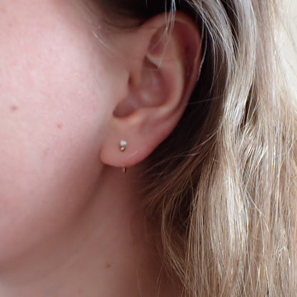 minimalistische oorbel voor helix met parel in rose goud