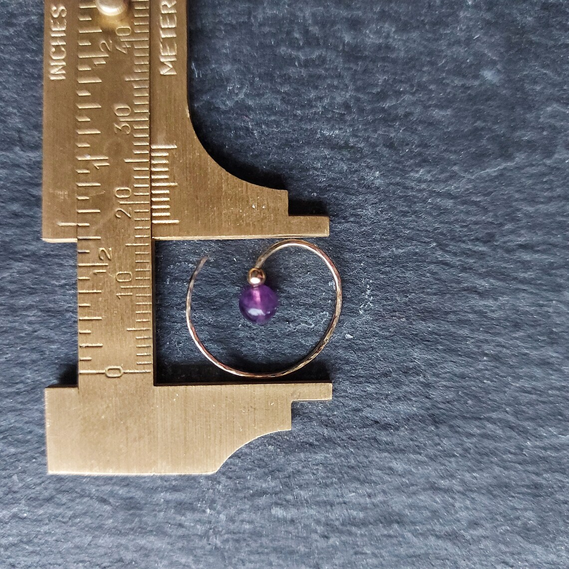 1.5 cm oorringen in goud met steentje detail achter het oor