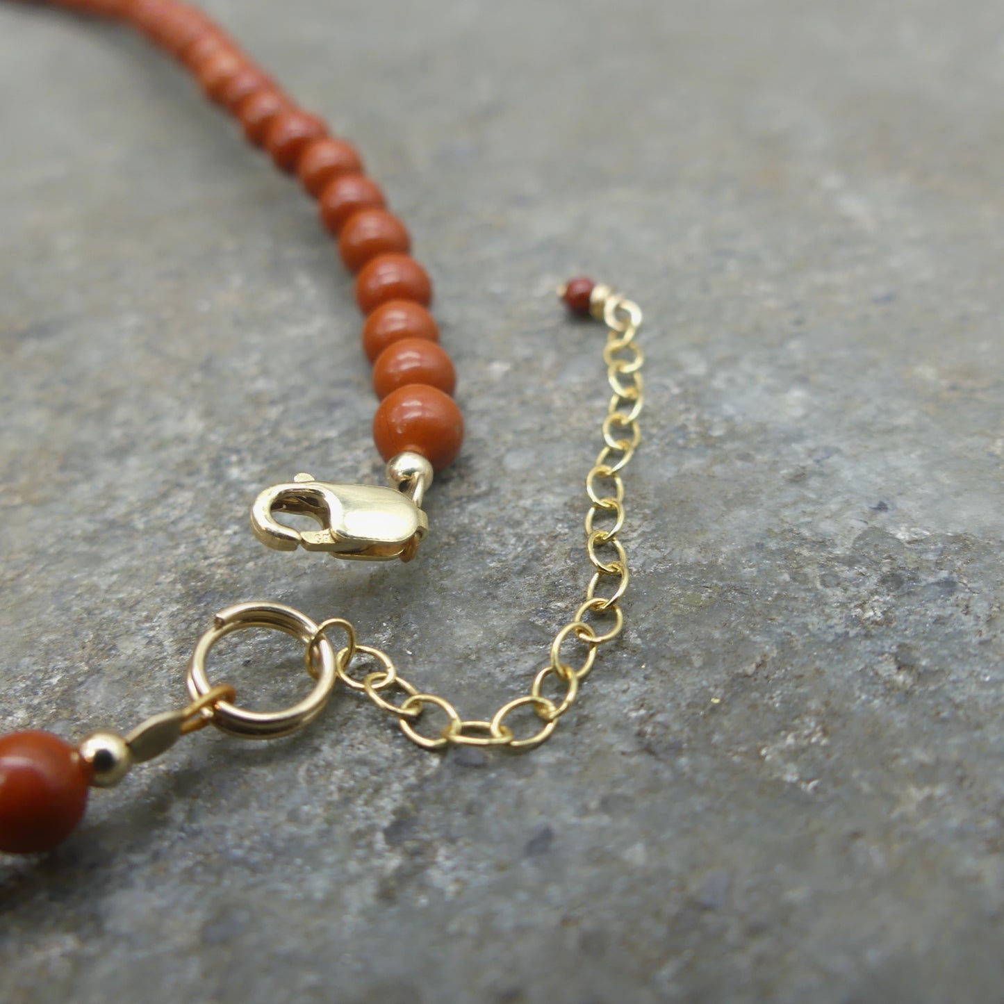 gouden sluiting van natuurstenen kralenketting met verlengstuk