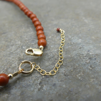 gouden sluiting van natuurstenen kralenketting met verlengstuk