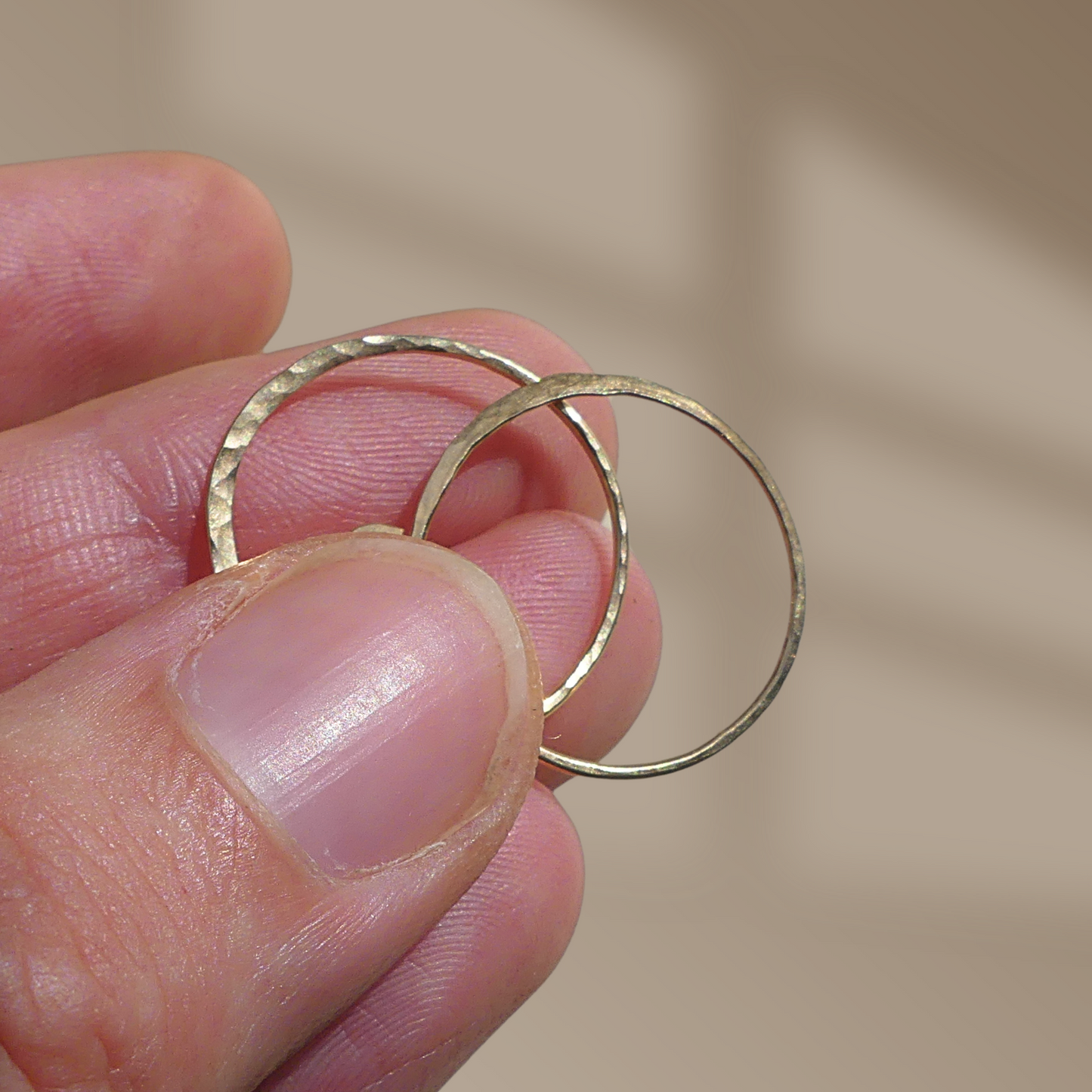 goud gevulde oorringen met een gehamerde kant en een gladde brede kant