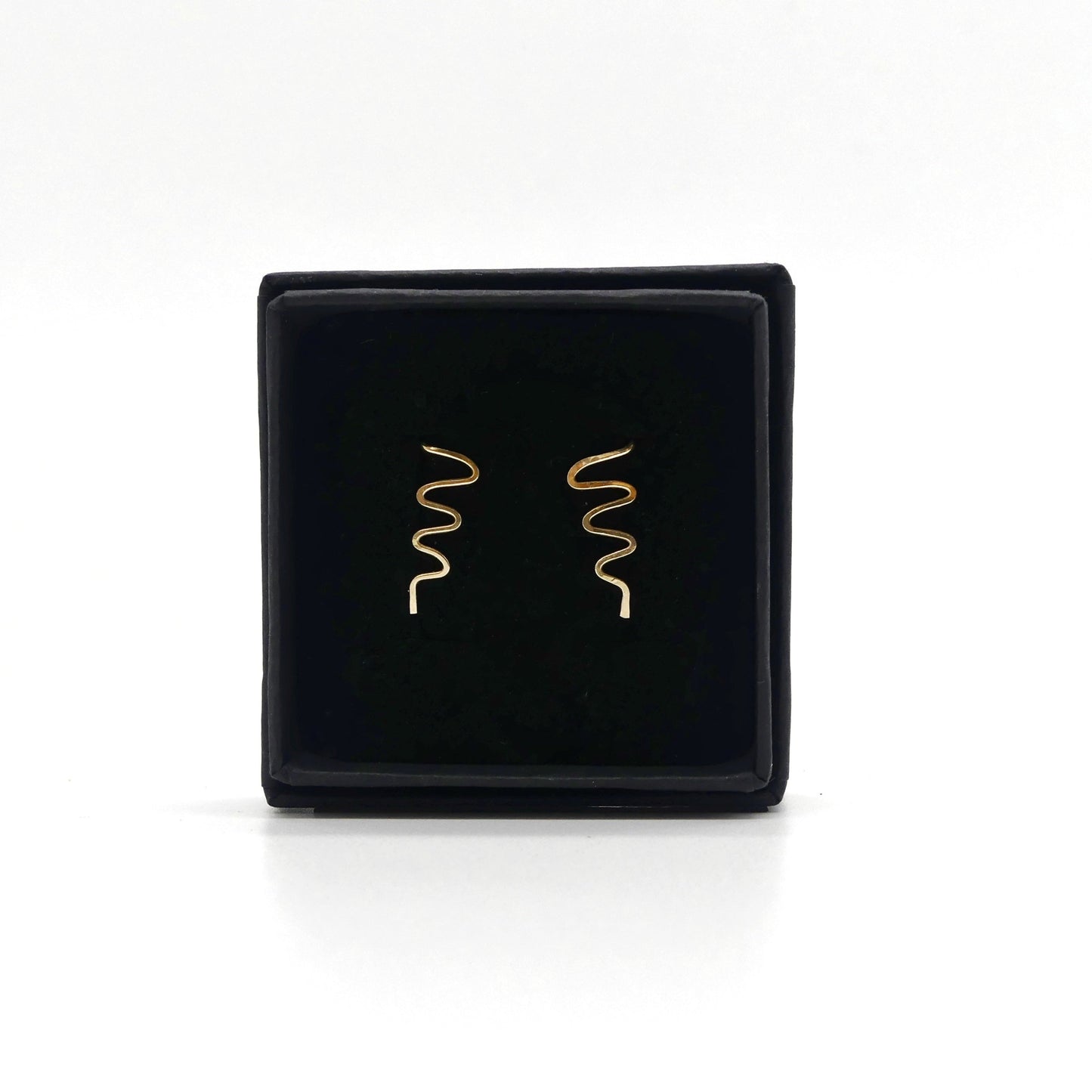 gouden kronkel oorklimmers in zwart duurzame sieraden doosje