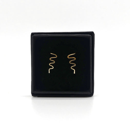 gouden kronkel oorklimmers in zwart duurzame sieraden doosje