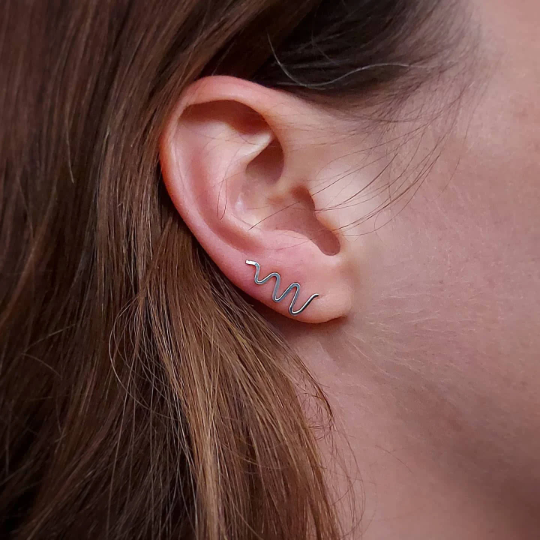 vrouw met zilveren bergtop oorklimmers van stonestreet jewellery draagbaar op twee manieren